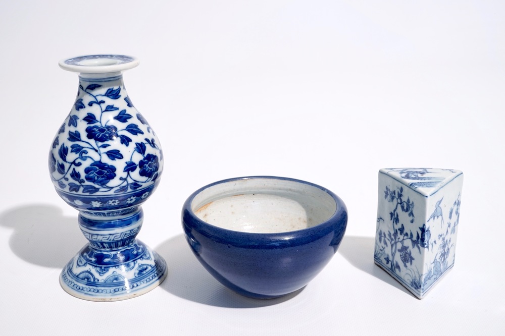 Un vase d'autel en porcelaine de Chine bleu et blanc, marque de Qianlong, un cachet triangulaire et un bol monochrome, 19/20&egrave;me