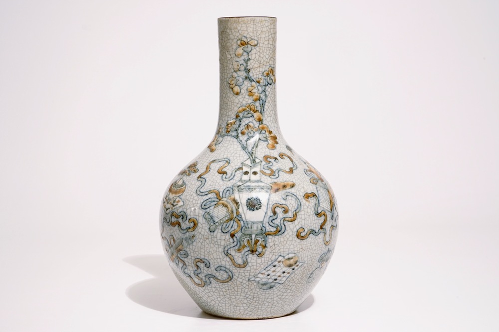 Un vase de forme bouteille tianqiuping en porcelaine de Chine craquel&eacute; &agrave; d&eacute;cor d'antiquit&eacute;s, 19&egrave;me