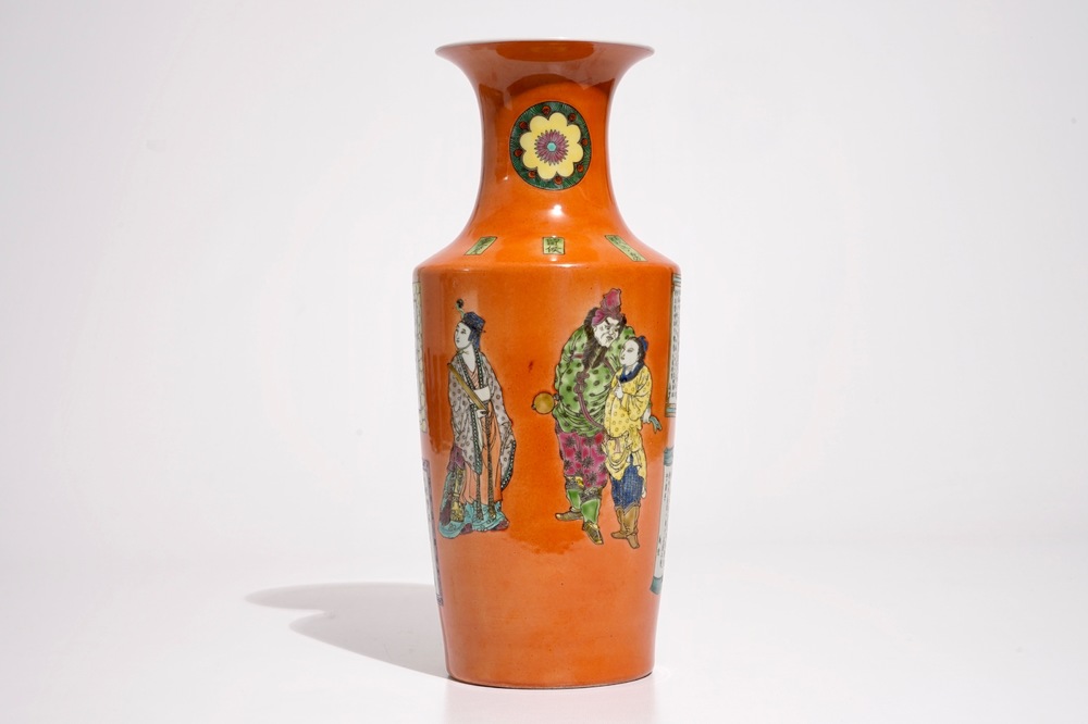 Un vase de forme rouleau en porcelaine de Chine famille rose sur fond corail, 20&egrave;me