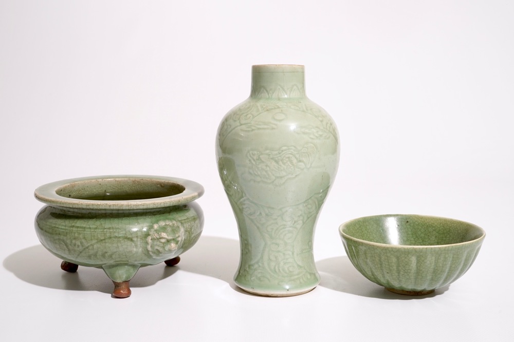 Een Chinese Longquan celadon wierookbrander, een onderglazuur gedecoreerde vaas en een kom, Ming en later