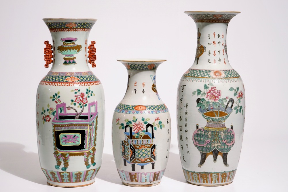 Trois vases en porcelaine de Chine famille verte et rose aux br&ucirc;les-parfum et jardini&egrave;res, 19/20&egrave;me