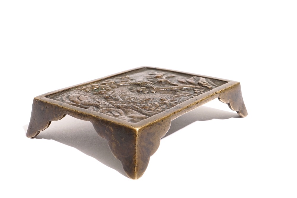 Een Chinese bronzen penselensteun met reli&euml;fdecor, Ming