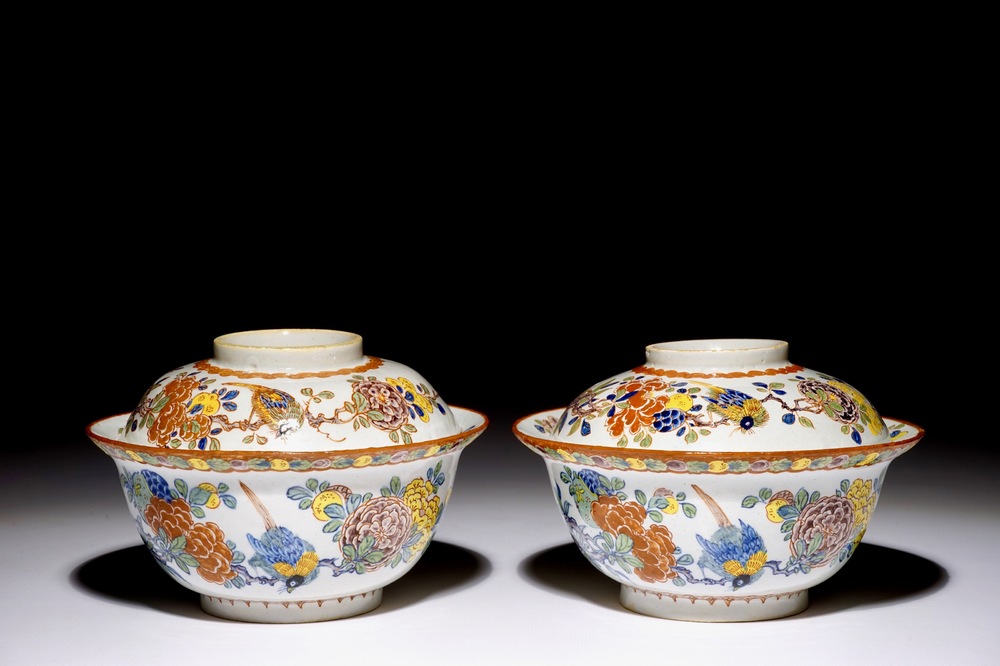 Une paire de bols et couvercles en fa&iuml;ence de Delft polychrome, d&eacute;but du 18&egrave;me