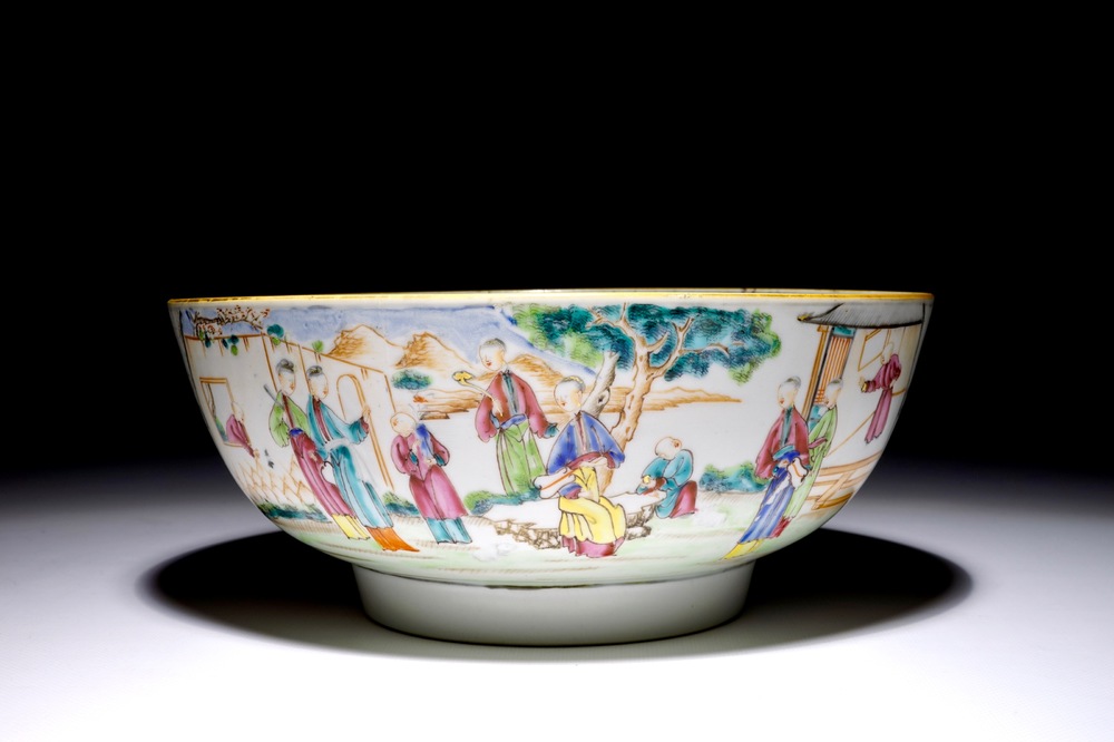 Un bol en porcelaine de Chine famille rose &agrave; d&eacute;cor mandarin, Qianlong