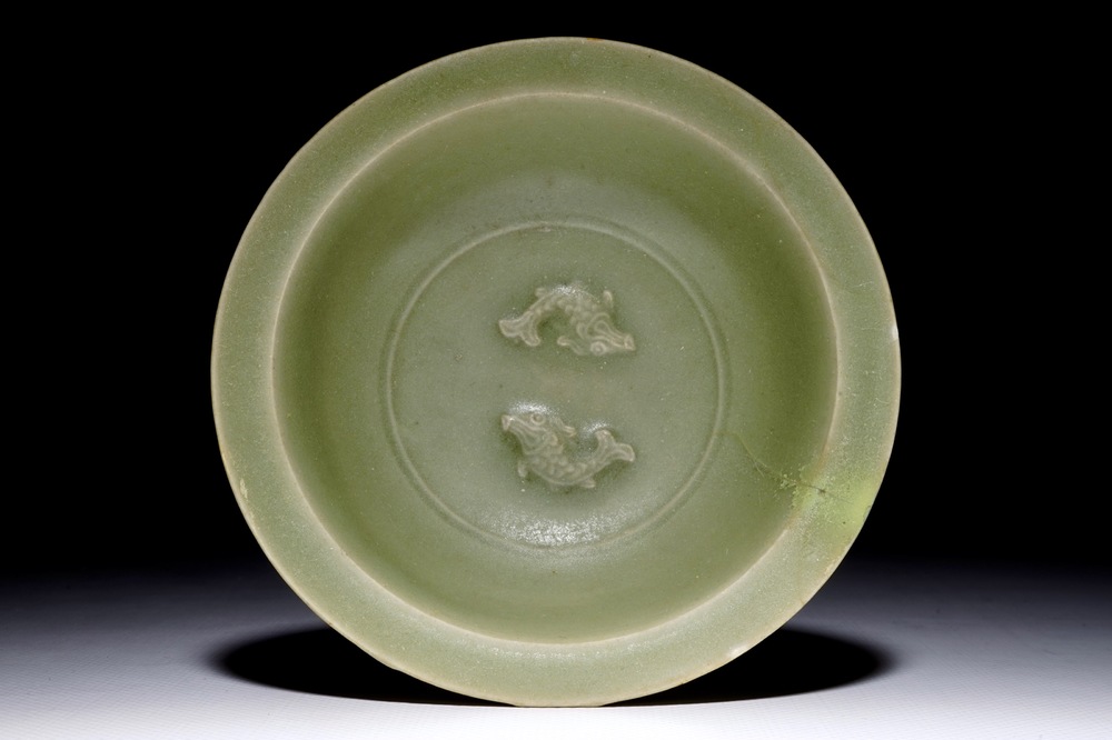 Une coupe &agrave; d&eacute;cor de deux poissons en porcelaine de Chine de type c&eacute;ladon de Longquan, Song