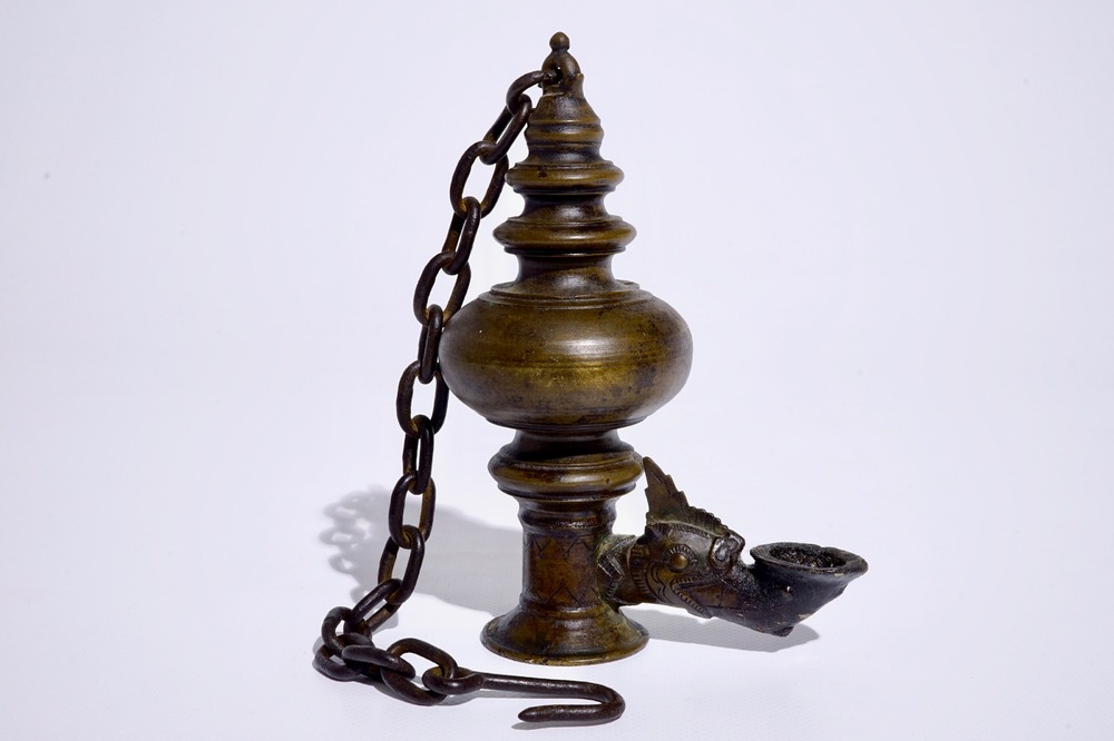 Une lampe &agrave; huile en bronze, Tibet, 19/20&egrave;me