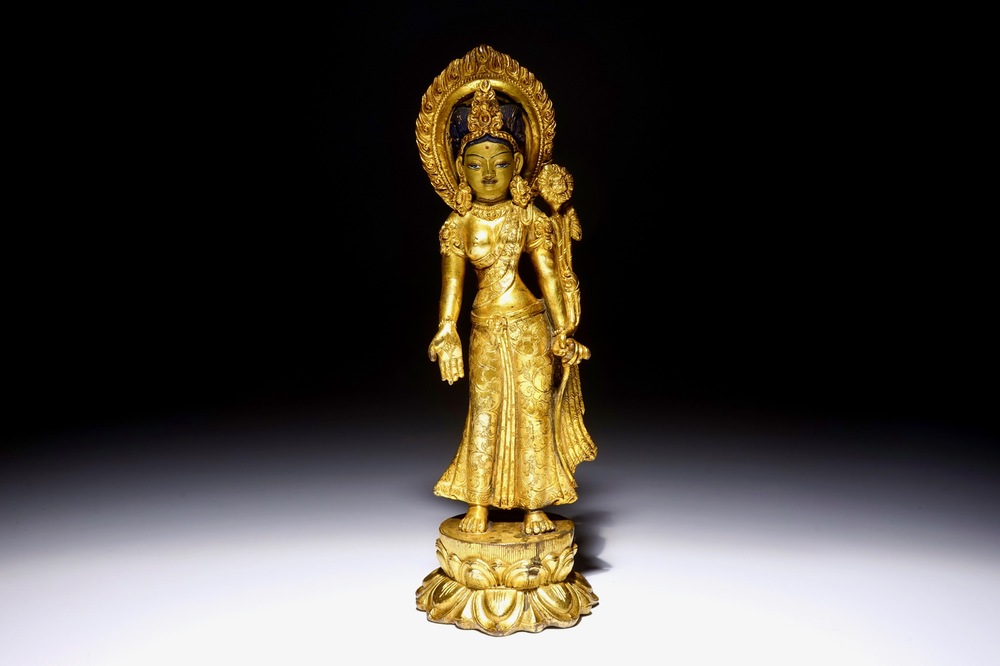 Une statuette de Tara debout sur socle en forme de lotus en bronze dor&eacute;, Chine, 19&egrave;me