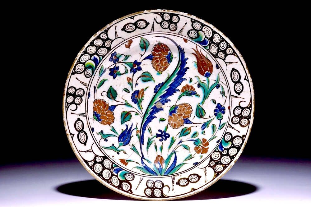 Een Iznik aardewerk schotel met polychroom decor, Turkije, eind 16e eeuw