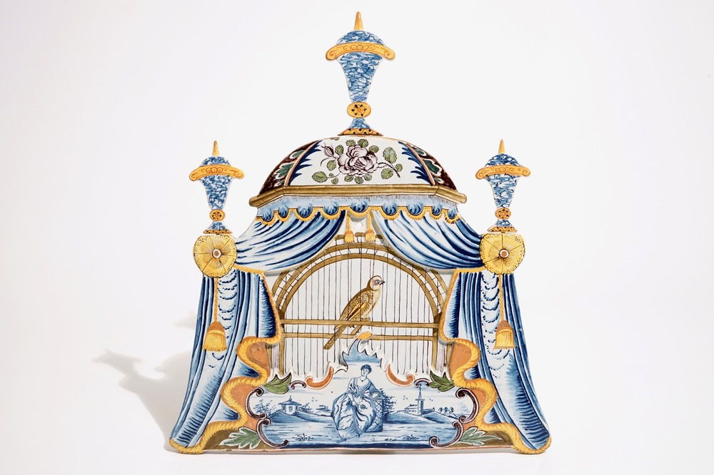 Une grande plaque trompe l'oeil en forme de cage &agrave; oiseau en fa&iuml;ence de Delft polychrome, 18&egrave;me