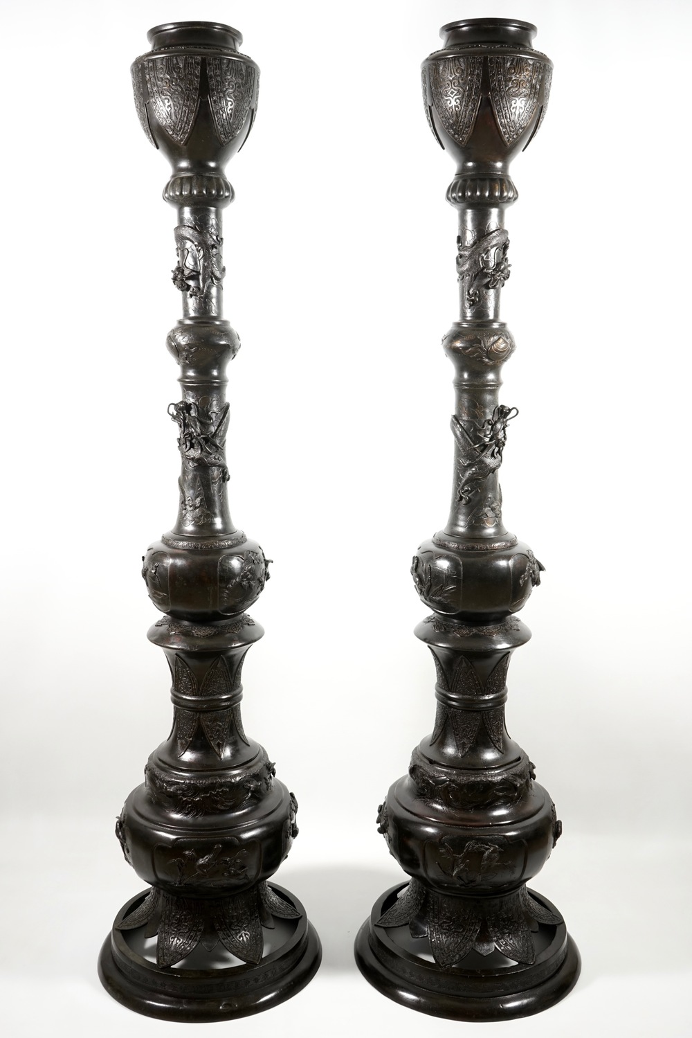 Une paire de colonnes d'&eacute;clairage en bronze, Japon, Meiji, 19&egrave;me