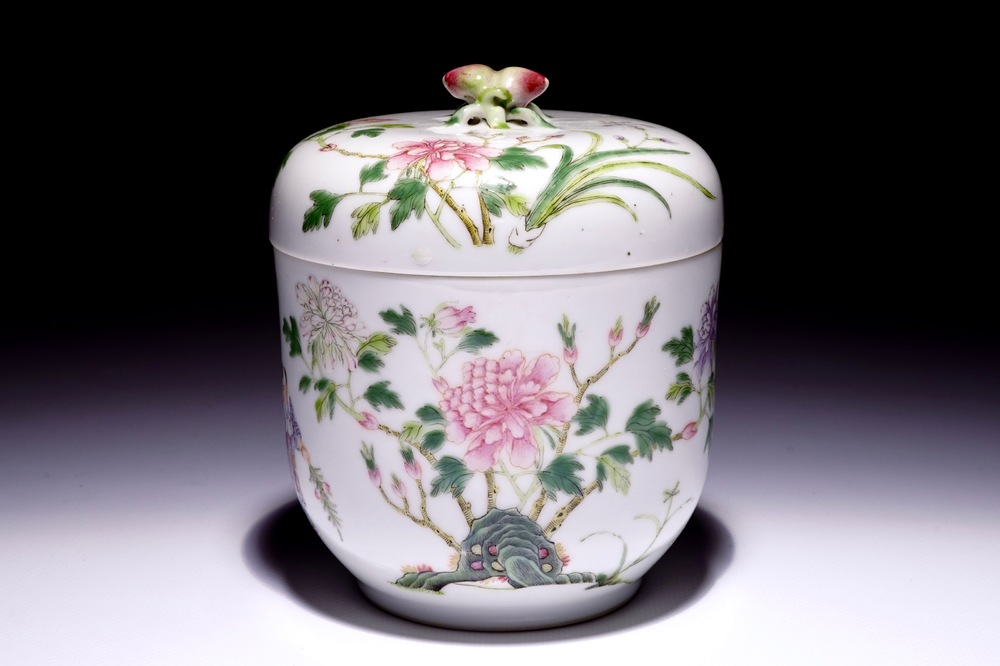 Une bo&icirc;te couverte &agrave; prise en forme de p&ecirc;che en porcelaine de Chine famille rose, marque et &eacute;poque de Guangxu