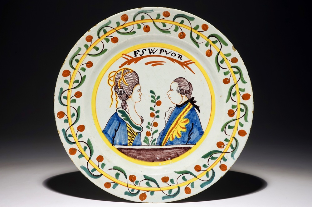 Een polychrome Delftse oranjeschotel met vorstelijk portret, 18e eeuw