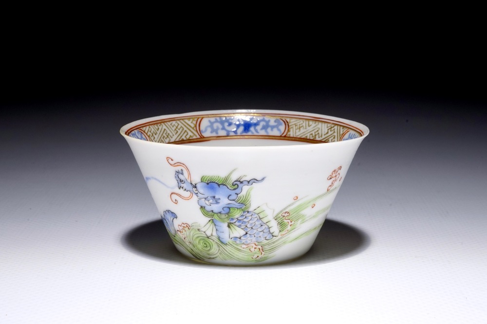 Une tasse &agrave; vin en porcelaine de Chine coquille d'oeuf &agrave; d&eacute;cor de &quot;Dragon et ph&eacute;nix&quot;, Yongzheng