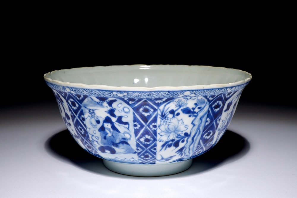 Un bol en porcelaine de Chine bleu et blanc de style Kangxi, 19&egrave;me