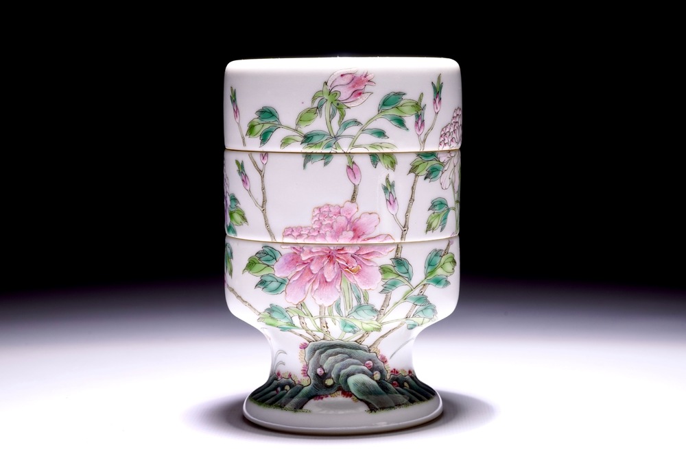 Une bo&icirc;te couverte de trois pi&egrave;ces en porcelaine de Chine famille rose, marque et &eacute;poque de Guangxu