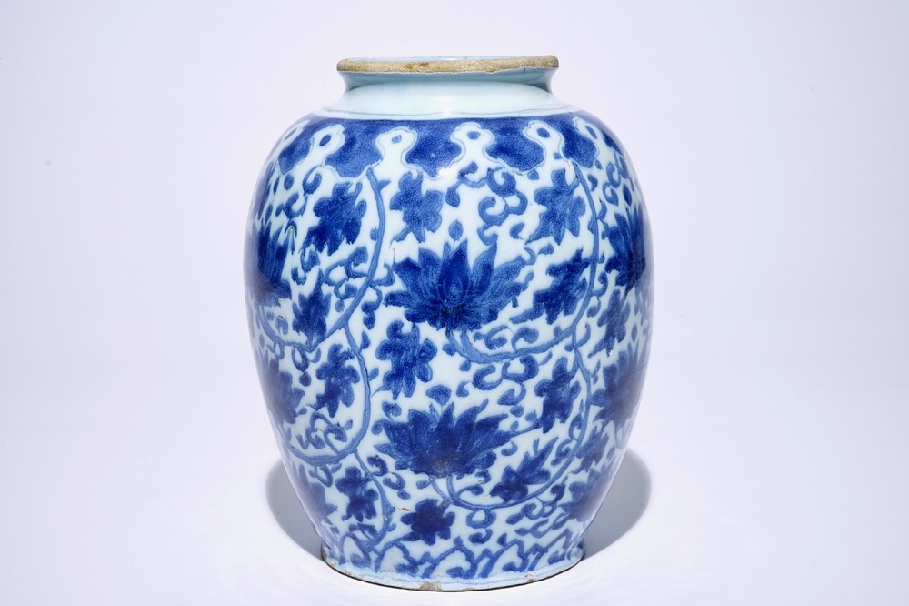 Een blauw-witte Delftse vaas met decor van lotusslingers in Ming-stijl, eind 17e eeuw