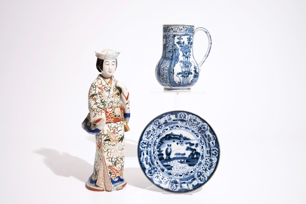 A blue and white Arita jug and a plate, 17/18th C., with an Imari figure, 18/19th C.