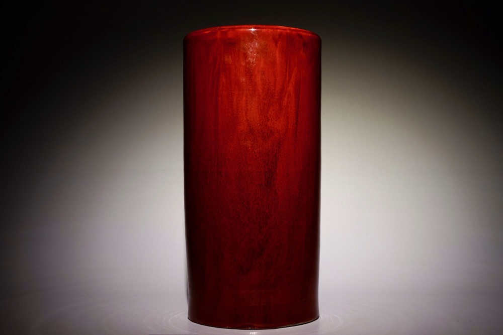 Un grand vase de forme cylindrique en porcelaine de Chine monochrome sang de boeuf, 20&egrave;me