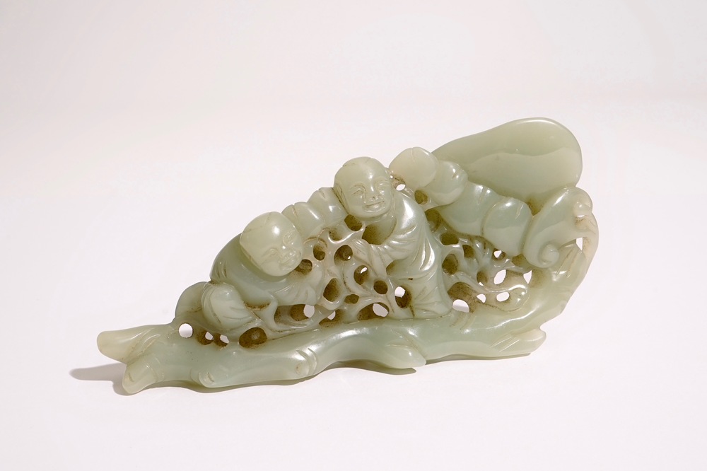 Een Chinese celadon jade groep met jongens op een lingzhi, 19e eeuw