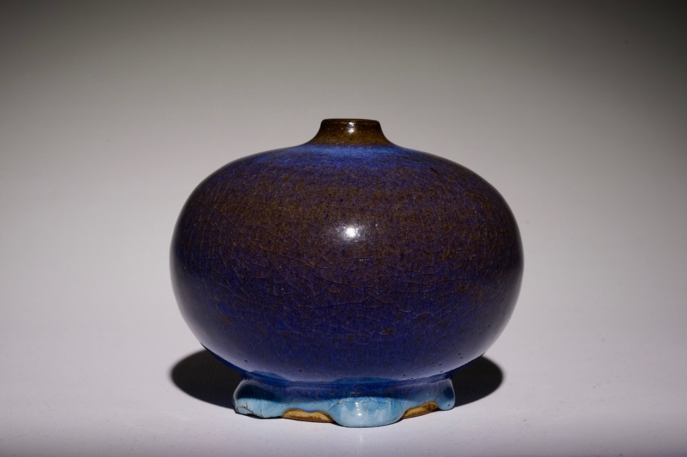 Un petit vase en porcelaine de Chine monochrome flamb&eacute;, poss. Shiwan, 19&egrave;me