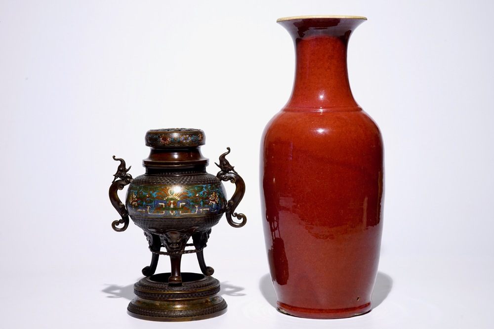 Un vase en porcelaine de Chine sang de boeuf monochrome et un br&ucirc;le-parfum, 19&egrave;me