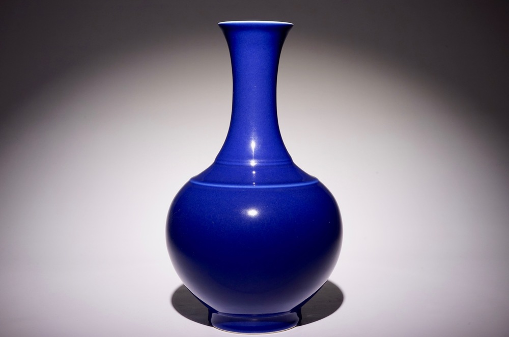 Een Chinese monochrome blauwe flesvormige vaas, Guangxu merk en periode