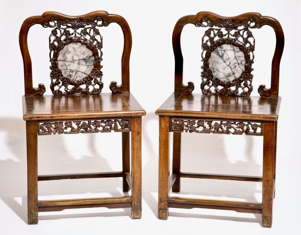 A pair of Chinese carved hardwood chairs with marble inset, 19/20th C.