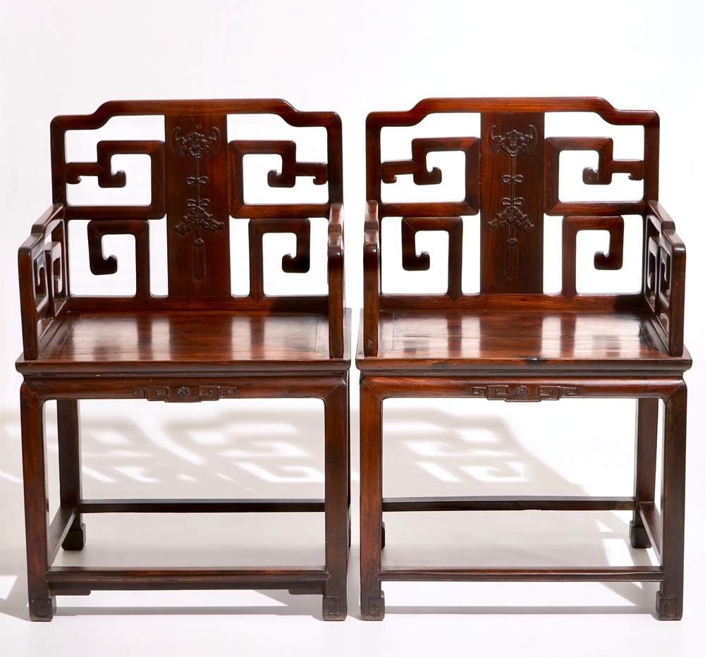 Een paar Chinese gesculpteerde hardhouten stoelen, 19e eeuw