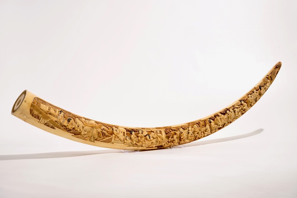 Een grote Chinese gesculpteerde ivoren tand, begin 20e eeuw