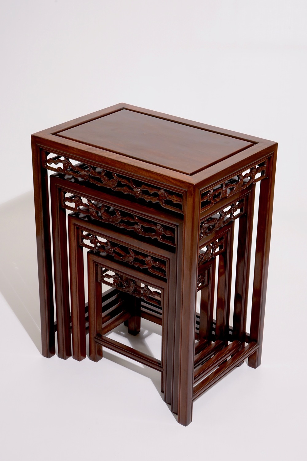 Vier Chinese stapelbare gesculpteerd hardhouten tafels, 20e eeuw