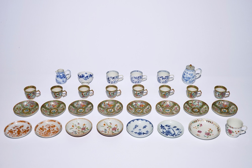 Een gevarieerd lot Chinees famille rose en blauw-wit porselein, 18/19e eeuw