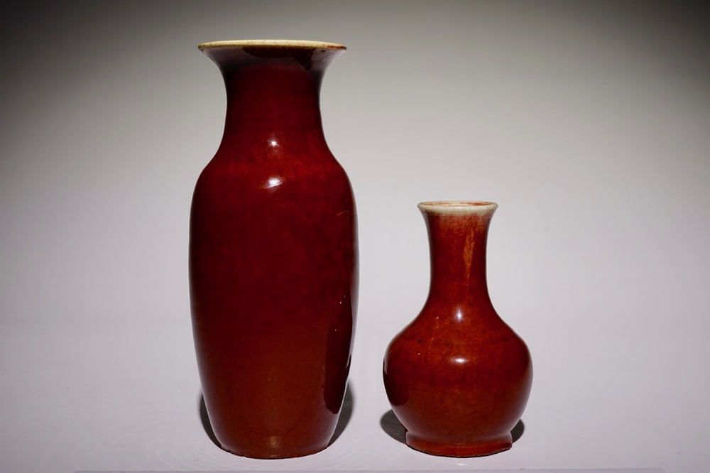 Deux vases en porcelaine de Chine monochrome sang de boeuf, 19/20&egrave;me