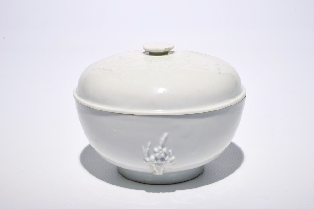 A Chinese Dehua blanc de Chine bowl and cover with applied decoration, 19th C.