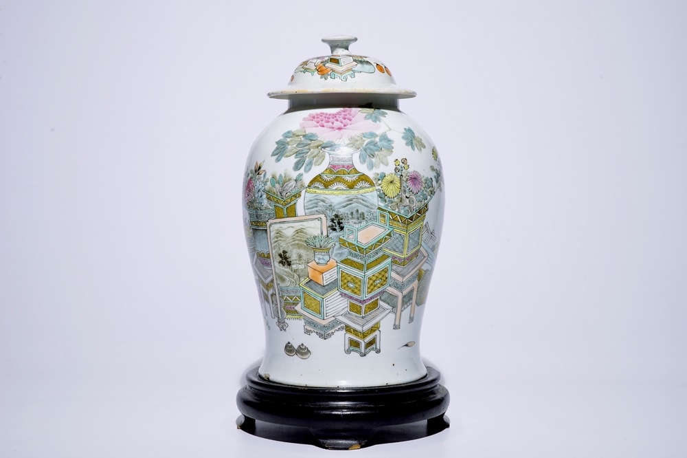 Un vase couvert en porcelaine de Chine qianjiang cai &agrave; d&eacute;cor des &quot;100 antiquit&eacute;s&quot;, 19/20&egrave;me