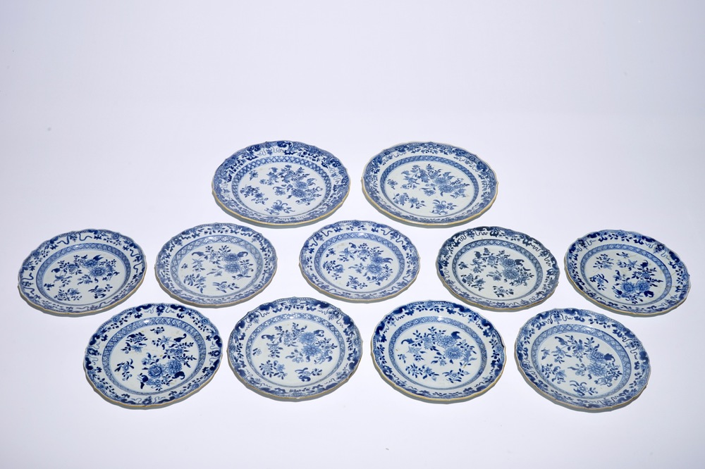Deux plats et neuf assiettes en porcelaine de Chine bleu et blanc, Qianlong