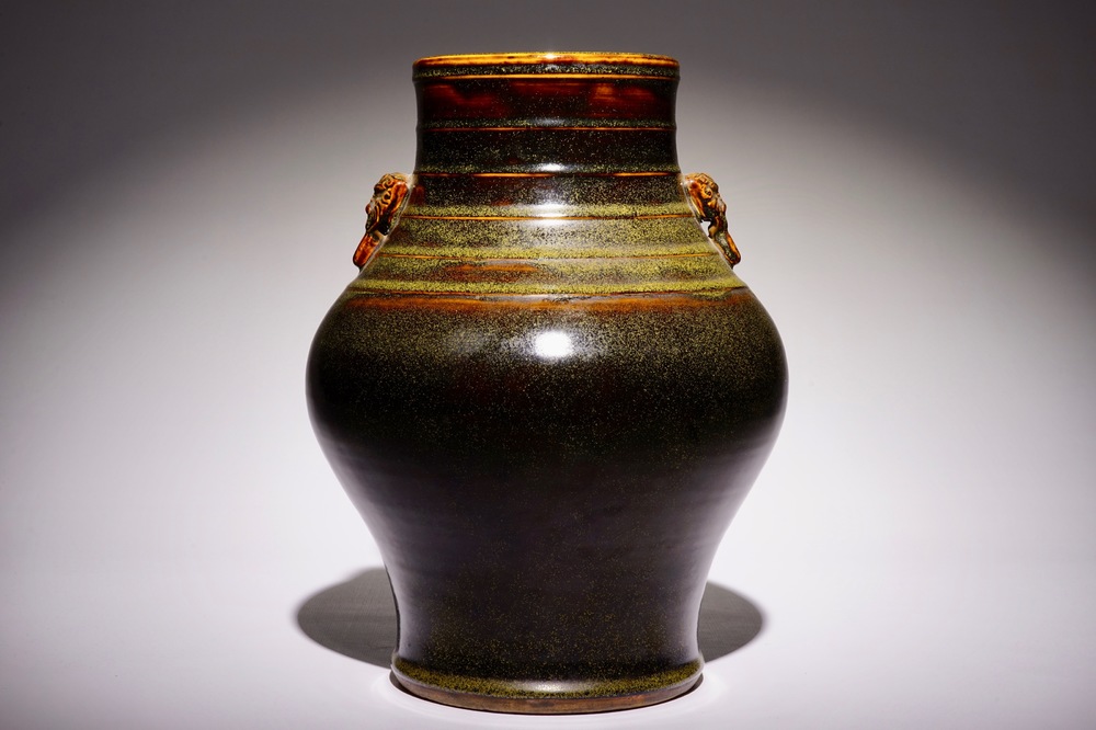 Un vase de forme hu en porcelaine de Chine monochrome poudre de th&eacute;, marque de Qianlong, 19&egrave;me