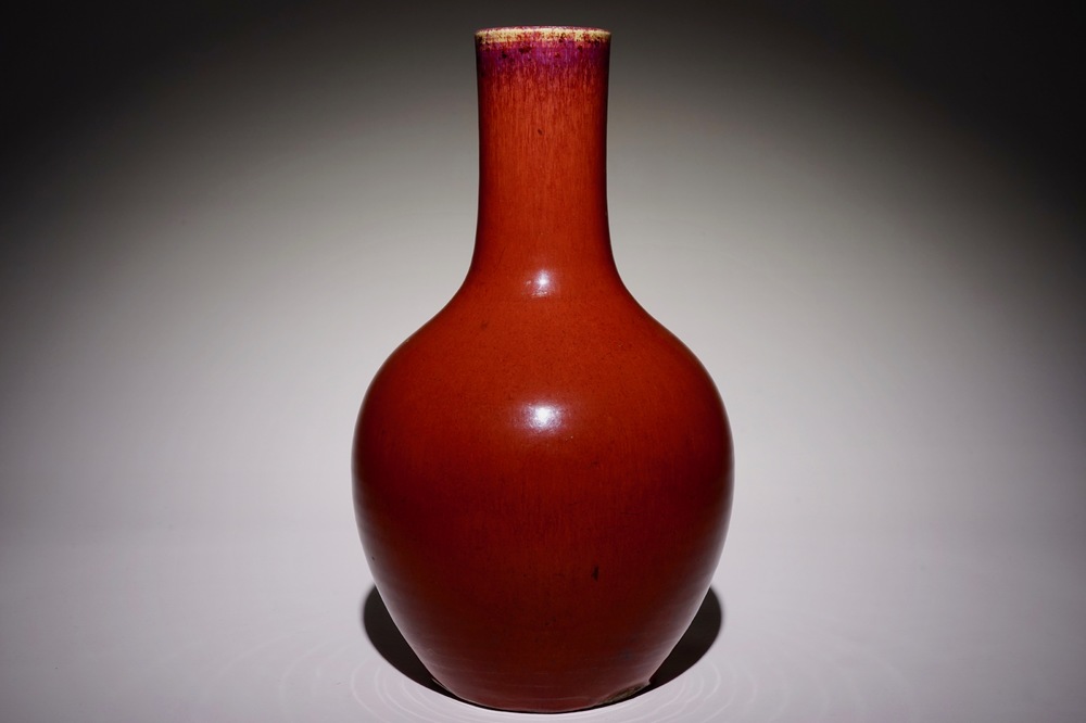 Un vase de forme tianqiu ping en porcelaine de Chine sang de boeuf monochrome, 19&egrave;me