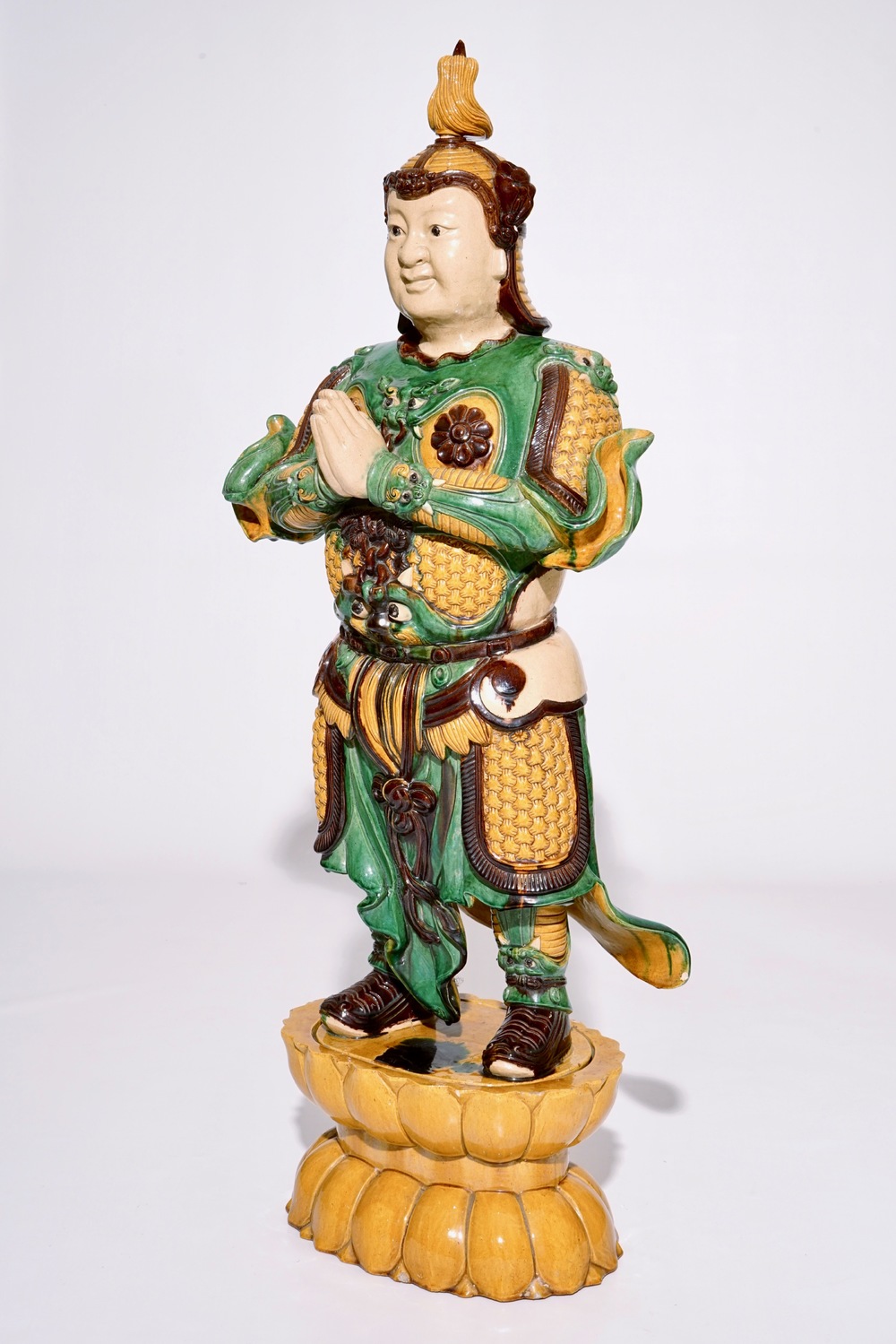 Un grand mod&egrave;le d'un soldat de style Ming en porcelaine de Chine de type sancai, 20&egrave;me