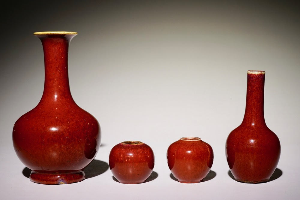 Quatre vases en porcelaine de Chine monochrome sang de boeuf, 19/20&egrave;me