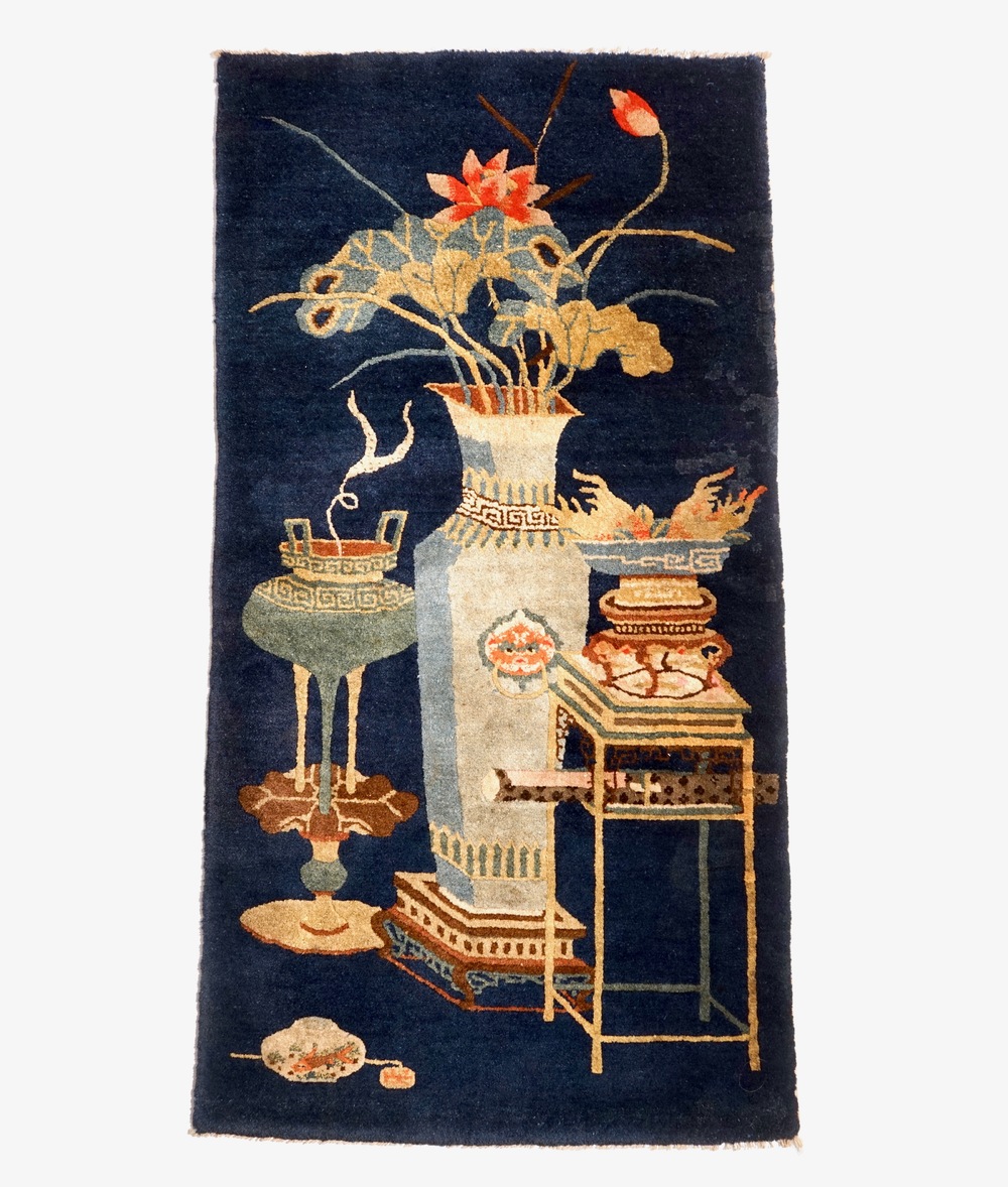 Een Chinees Baotou tapijt met kostbaarhedendecor, 19/20e eeuw