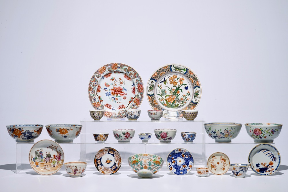 A varied lot of mostly Chinese bowls, plates and cups and saucers, 18/19th C.