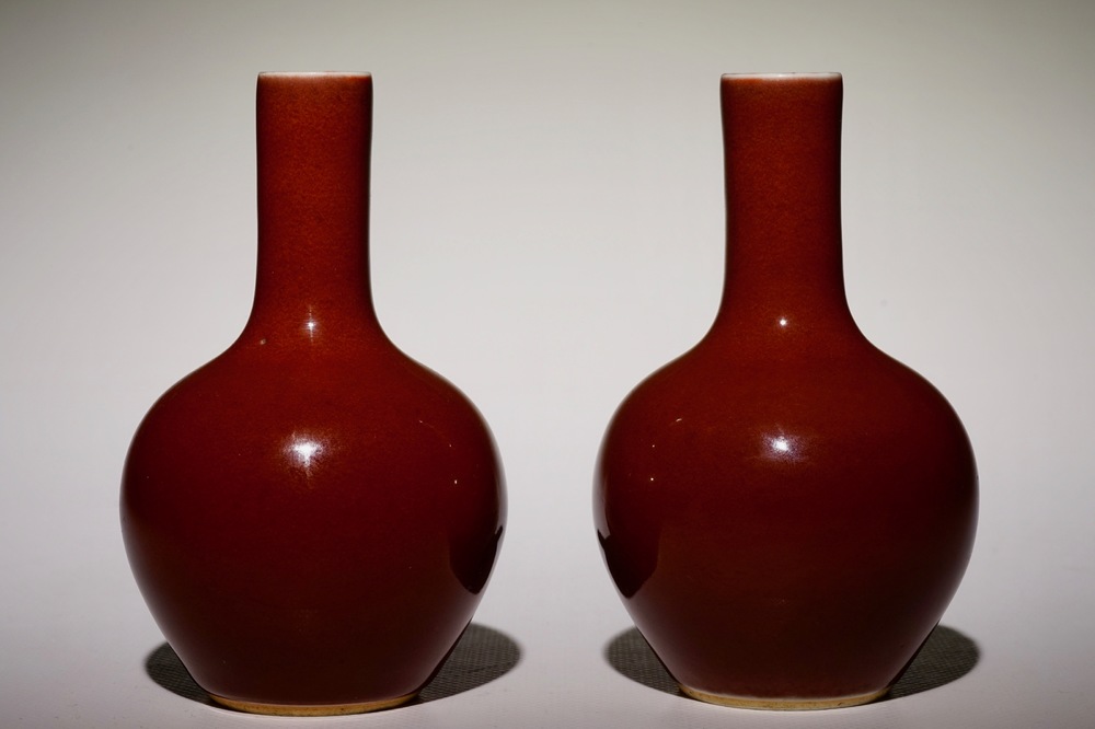 Une paire de vases de forme tianqiuping en porcelaine de Chine monochrome rouge de cuivre, 19/20&egrave;me