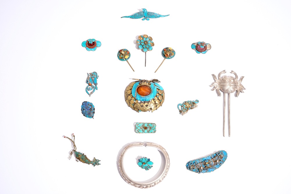 A collection of Chinese silver and kingfisher feather brooches and pins, 19/20th C.