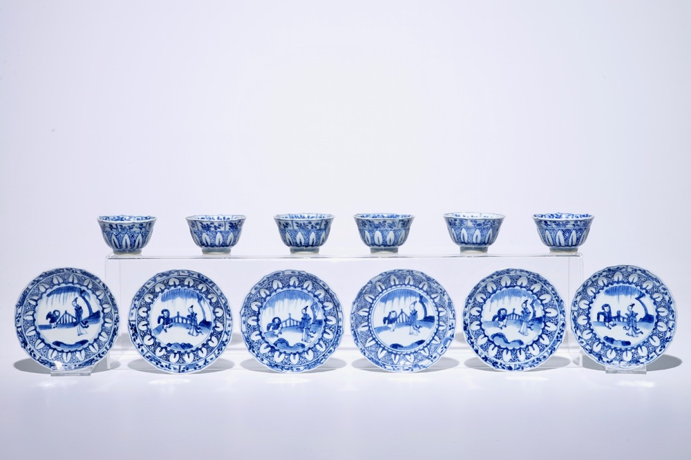 Zes Chinese blauw-witte koppen en schotels met figuren in een tuin, Kangxi
