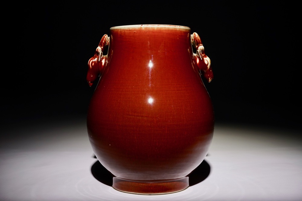 Een Chinese monochrome sang de boeuf hu vaas met hertenkoppen als oren, 19e eeuw
