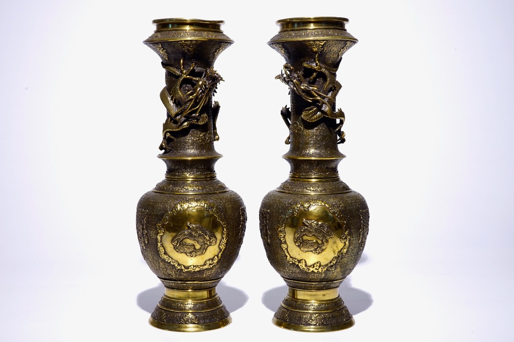 Une paire de vases en cuivre dor&eacute; aux dragons appliqu&eacute;s, Meiji/Taisho, 19/20&egrave;me