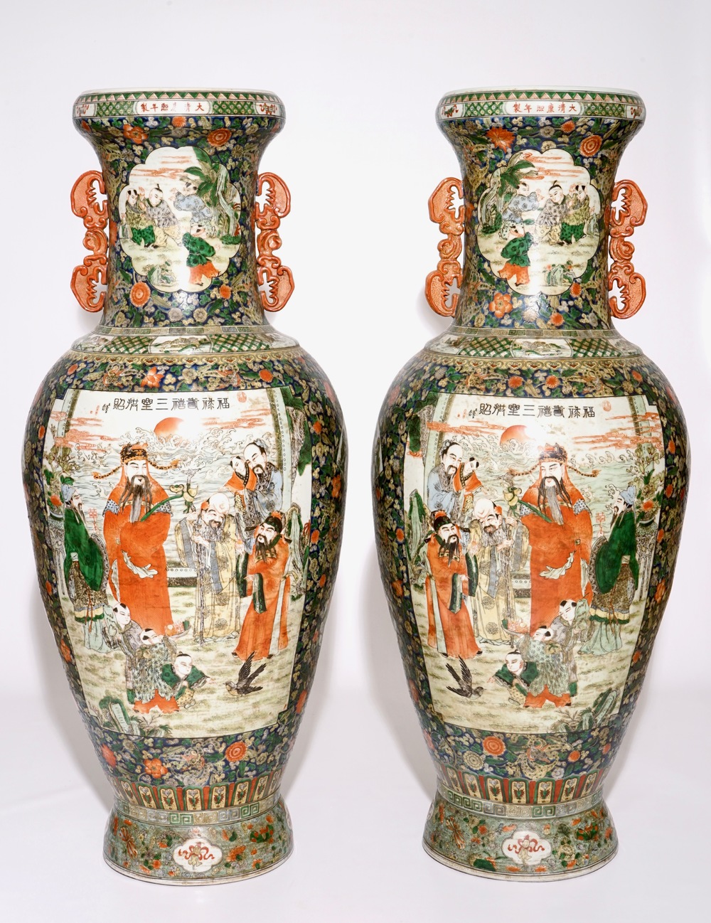 Une paire de tr&egrave;s grands vases en porcelaine de Chine, 20&egrave;me