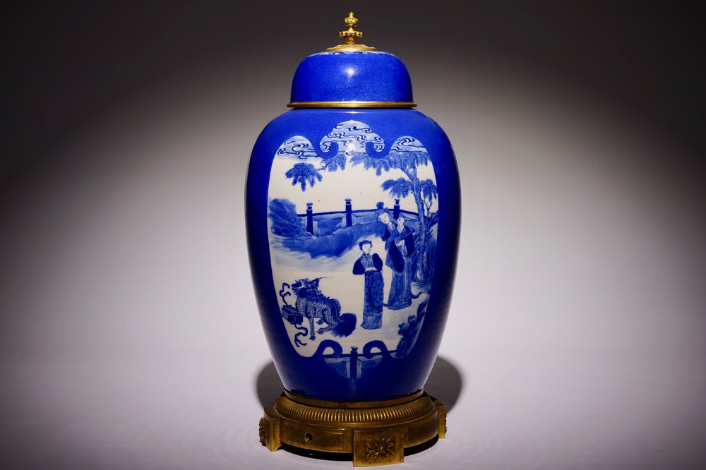Un pot couvert en porcelaine de Chine bleu poudr&eacute; mont&eacute; en bronze, 19&egrave;me
