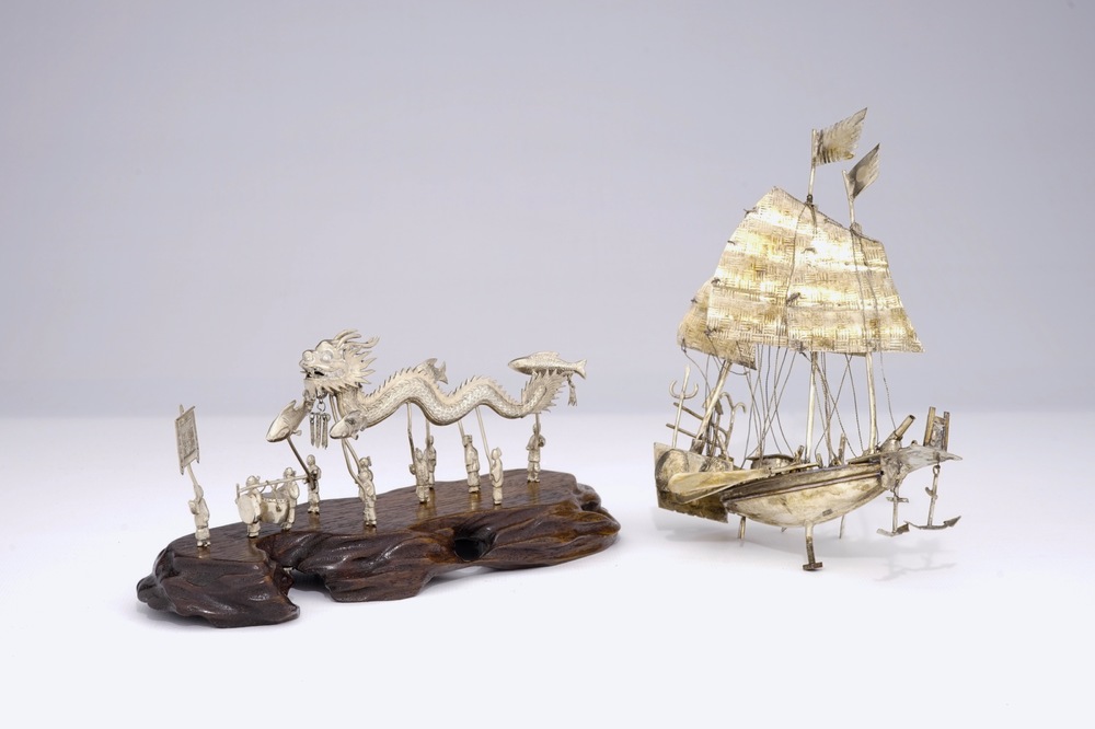 Een Chinees zilveren model van een jonk en een drakenoptocht, 19/20e eeuw