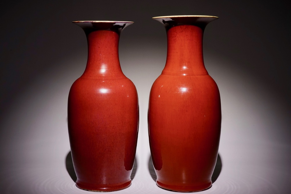 Deux grands vases en porcelaine de Chine monochrome sang de boeuf, 19/20&egrave;me